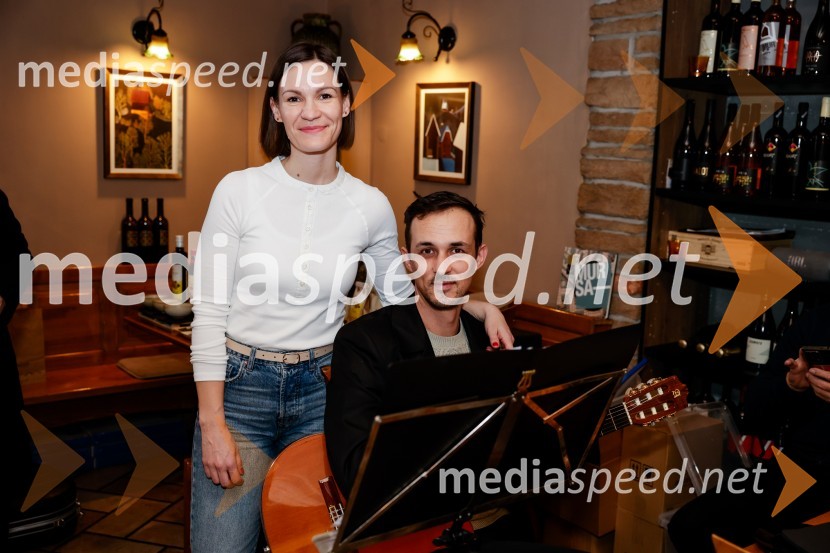  Maja  Gajser, pevka;  Domen  Obilčnik, kitaristRez vinske trte akademika dr. Antona Trstenjaka