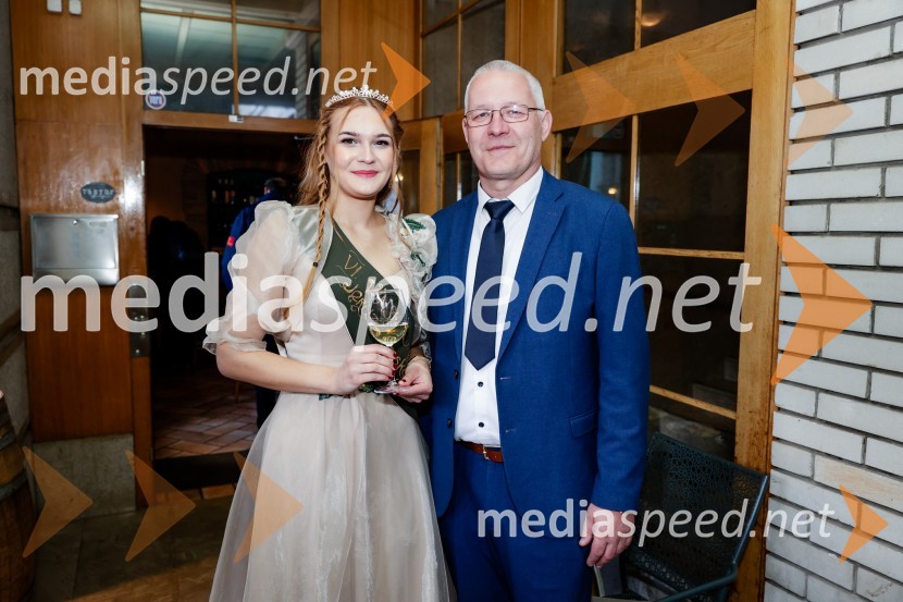  Sandra Kumer, 6.vinska kraljica Jeruzalemsko ormoških goric;  Toni   Jelovica , župan Središča ob DraviRez vinske trte akademika dr. Antona Trstenjaka