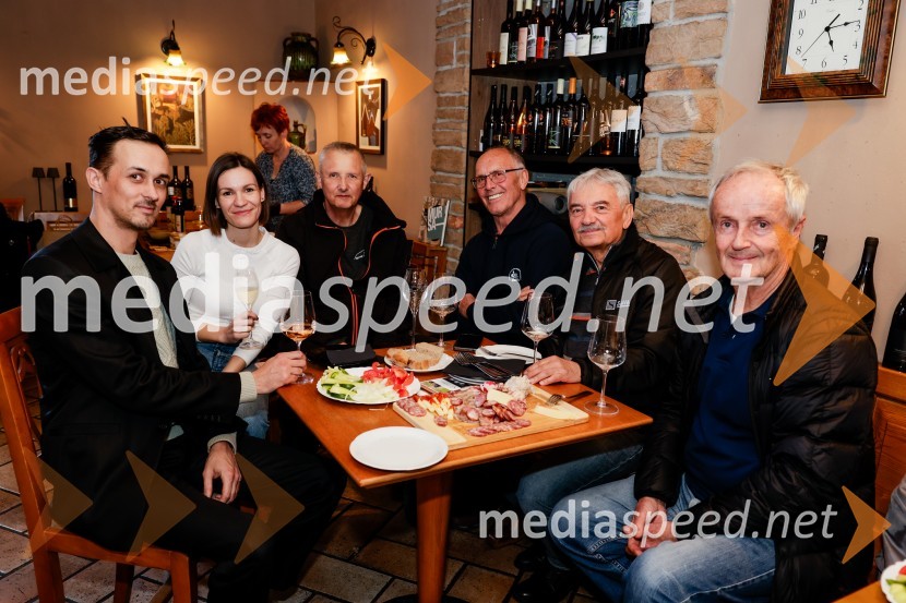  Domen  Obilčnik, kitarist;  Maja  Gajser, pevka;  ... ;  ... ;  ... ;  ... Rez vinske trte akademika dr. Antona Trstenjaka