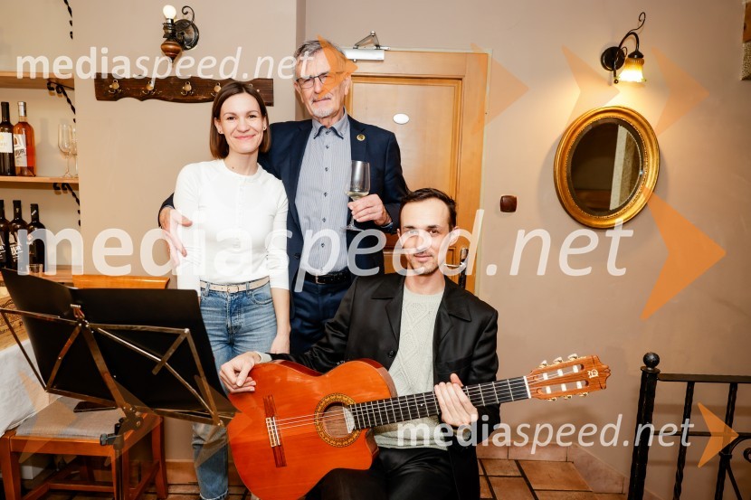  Dušan Gerlovič, predsednik UAT;  Maja  Gajser, pevka;  Domen  Obilčnik, kitaristRez vinske trte akademika dr. Antona Trstenjaka