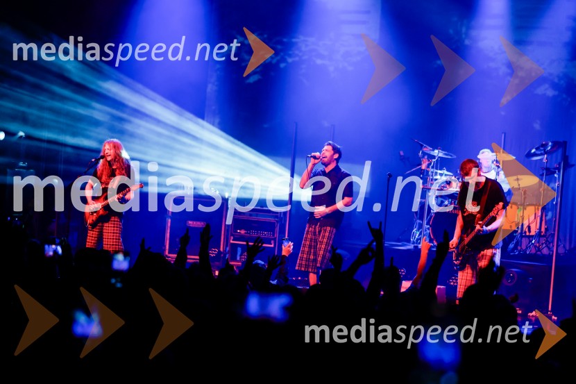  Marty  Favento, kitara, skupina Elvis Jackson;  David  Kovšca – Buda, pevec skupine Elvis Jackson;  Erik Makuc-Slavc, bas kitara, skupina Elvis JacksonPredstavitev novega albuma zasedbe Elvis Jackson