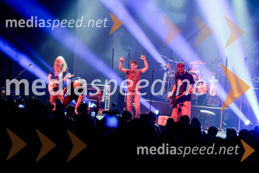  Marty  Favento, kitara, skupina Elvis Jackson;  Erik Makuc-Slavc, bas kitara, skupina Elvis JacksonPredstavitev novega albuma zasedbe Elvis Jackson