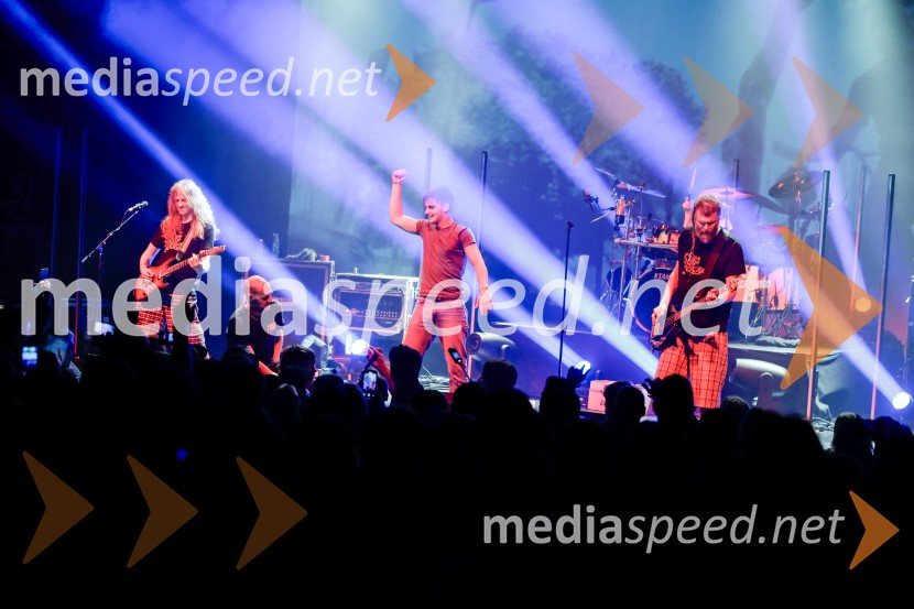  Marty  Favento, kitara, skupina Elvis Jackson;  Erik Makuc-Slavc, bas kitara, skupina Elvis JacksonPredstavitev novega albuma zasedbe Elvis Jackson