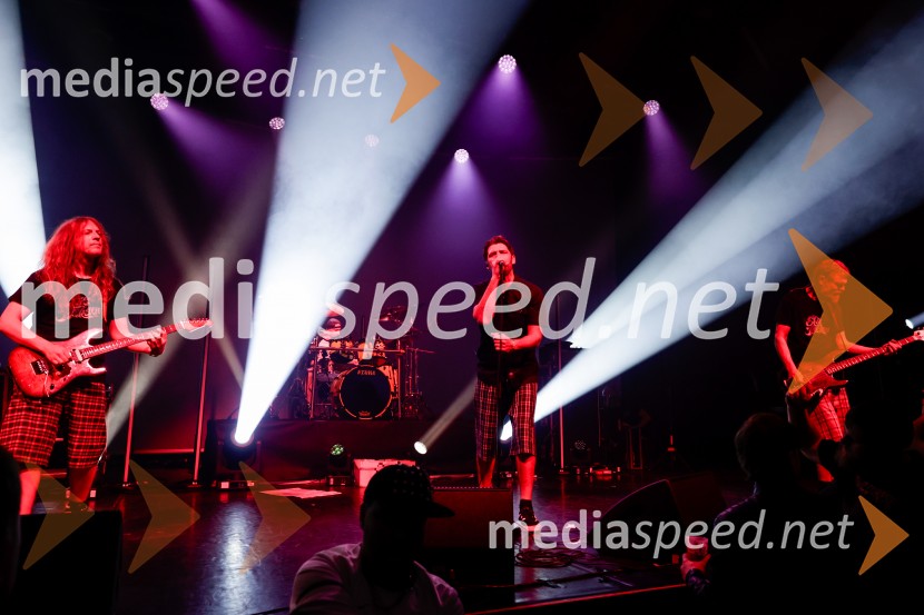  Marty  Favento, kitara, skupina Elvis Jackson;  David  Kovšca – Buda, pevec skupine Elvis Jackson;  Erik Makuc-Slavc, bas kitara, skupina Elvis JacksonPredstavitev novega albuma zasedbe Elvis Jackson