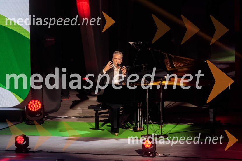  Jan Plestenjak, pevecOdprtje Športnega centra Ilirija