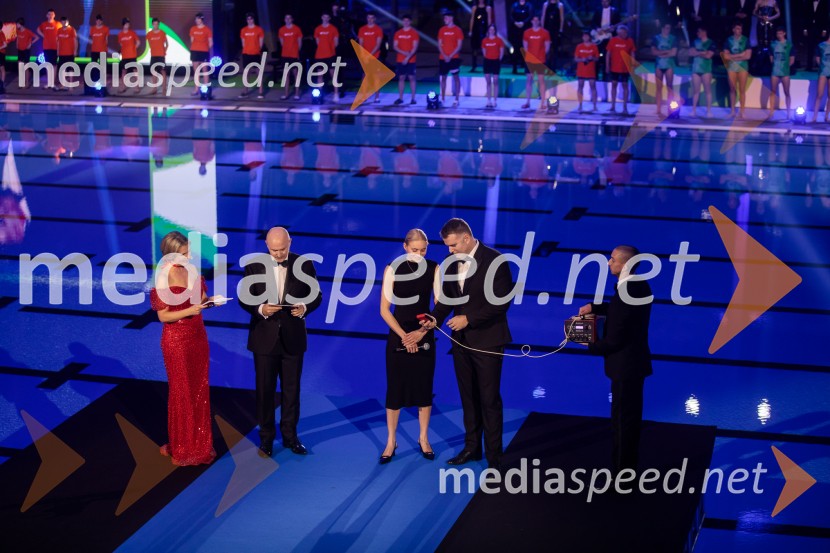  Bernarda Žarn, voditeljica;  Anže Bašelj, voditelj;  Neža Klančar, plavalka;  Peter Mankoč, slovenski plavalecOdprtje Športnega centra Ilirija