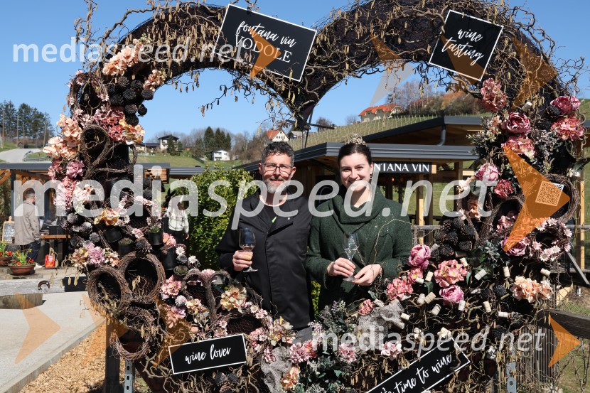  Bogdan Mak, posestvo Sončni raj;  Nina  Polanec, 28. Vinska kraljica Slovenije 2025Odprtje sezone Fontane vin Vodole 2025