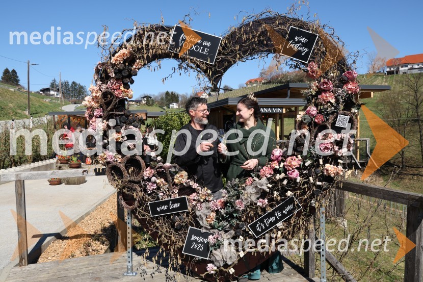  Bogdan Mak, posestvo Sončni raj;  Nina  Polanec, 28. Vinska kraljica Slovenije 2025Odprtje sezone Fontane vin Vodole 2025