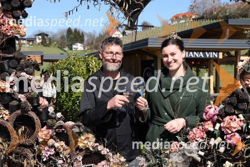  Bogdan Mak, posestvo Sončni raj;  Nina  Polanec, 28. Vinska kraljica Slovenije 2025Odprtje sezone Fontane vin Vodole 2025