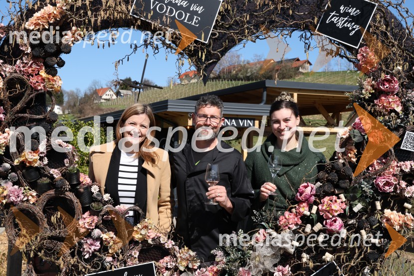  ... ;  Bogdan Mak, posestvo Sončni raj;  Nina  Polanec, 28. Vinska kraljica Slovenije 2025Odprtje sezone Fontane vin Vodole 2025