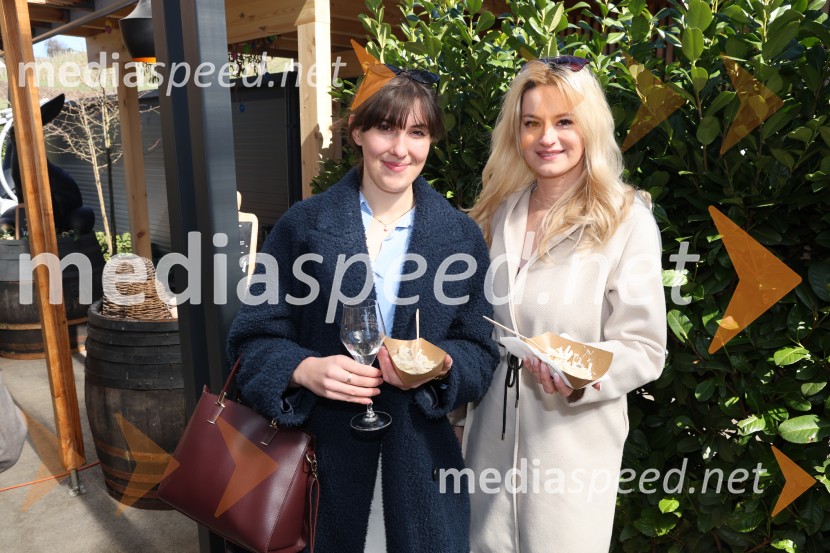  Brina Robinik Kobal, chefinja;  Danaja Simonič, vplivnicaOdprtje sezone Fontane vin Vodole 2025