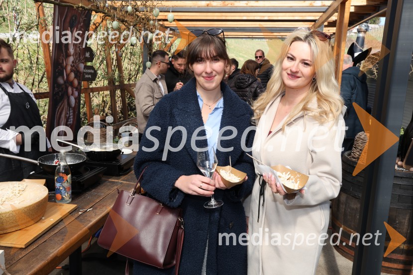  Brina Robinik Kobal, chefinja;  Danaja Simonič, vplivnicaOdprtje sezone Fontane vin Vodole 2025