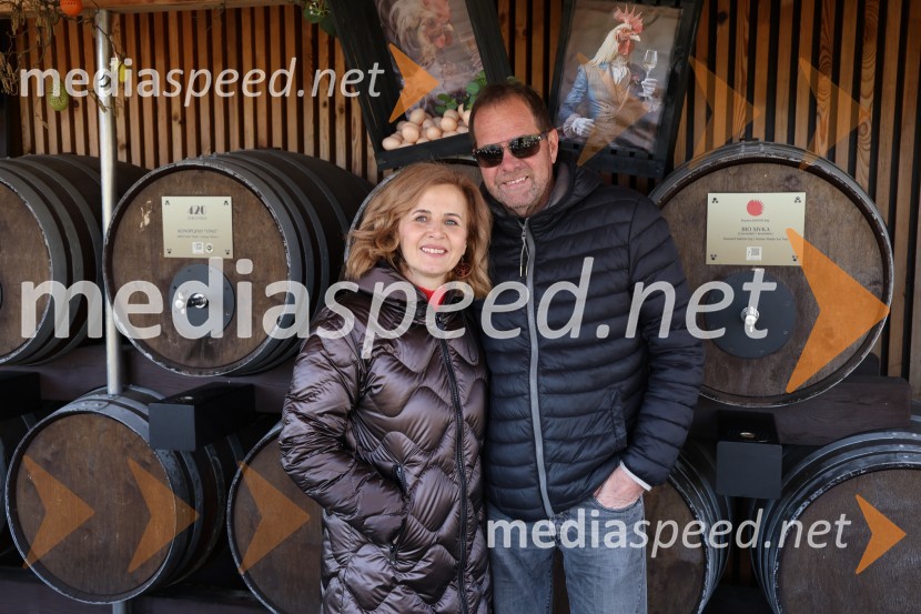  Anita  Mlakar, moderatorka in svetovalka za odnose z javnostmi;  Teo SvoinacOdprtje sezone Fontane vin Vodole 2025