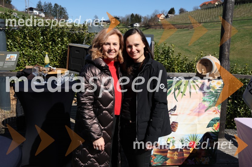  Anita  Mlakar, moderatorka in svetovalka za odnose z javnostmi;  Tatjana Maguša, Mediaspeed d.o.o.Odprtje sezone Fontane vin Vodole 2025