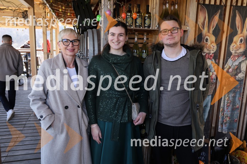  Dolores Rebernak;  Nina  Polanec, 28. Vinska kraljica Slovenije 2025;  ... Odprtje sezone Fontane vin Vodole 2025