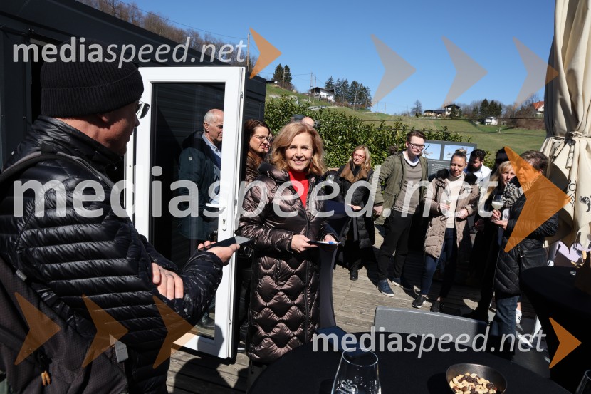  Anita  Mlakar, moderatorka in svetovalka za odnose z javnostmiOdprtje sezone Fontane vin Vodole 2025