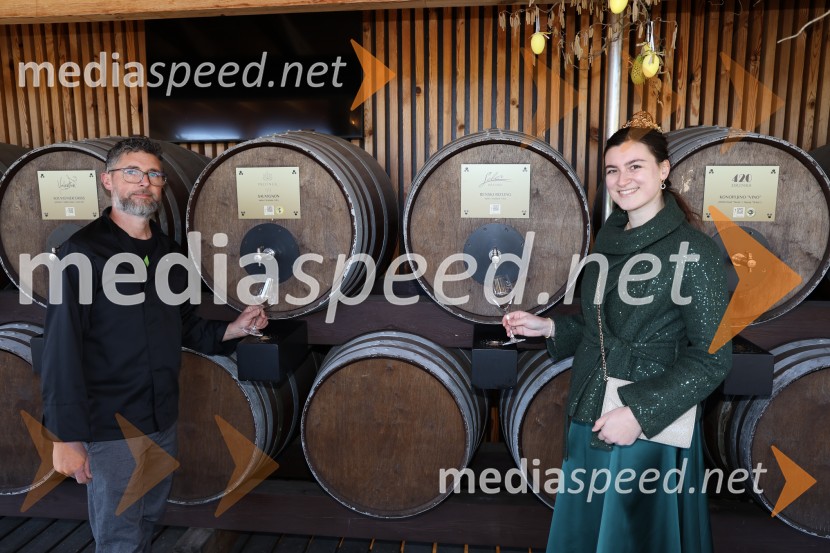  Bogdan Mak, posestvo Sončni raj;  Nina  Polanec, 28. Vinska kraljica Slovenije 2025Odprtje sezone Fontane vin Vodole 2025