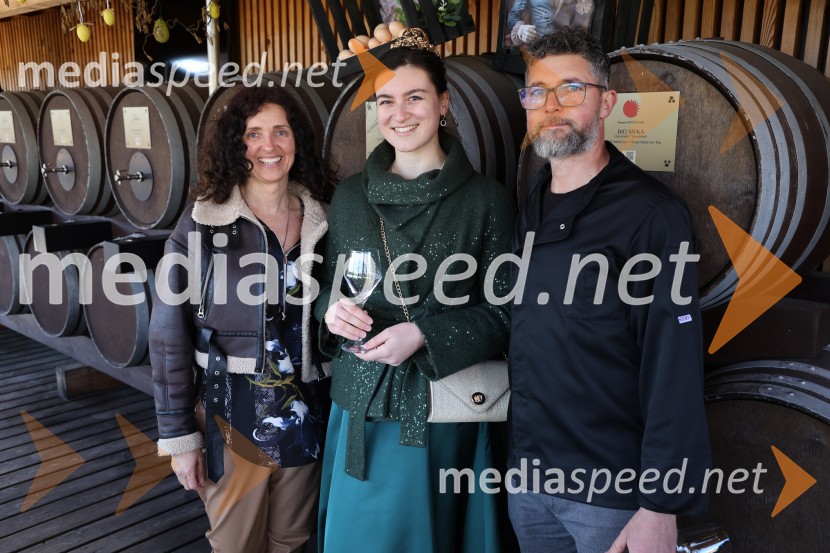  ... ;  Nina  Polanec, 28. Vinska kraljica Slovenije 2025;  Bogdan Mak, posestvo Sončni rajOdprtje sezone Fontane vin Vodole 2025