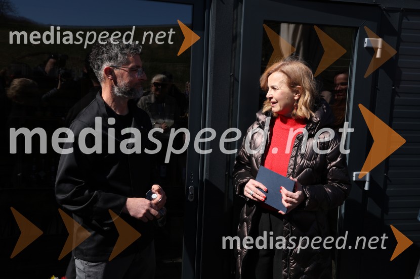  Bogdan Mak, posestvo Sončni raj;  Anita  Mlakar, moderatorka in svetovalka za odnose z javnostmiOdprtje sezone Fontane vin Vodole 2025