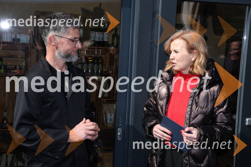  Bogdan Mak, posestvo Sončni raj;  Anita  Mlakar, moderatorka in svetovalka za odnose z javnostmiOdprtje sezone Fontane vin Vodole 2025