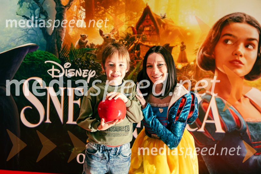  ... ;  Klara Čotar, Black Tea CosplaySneguljčica, premiera Disneyjeve klasike v Cineplexx Ljubljana