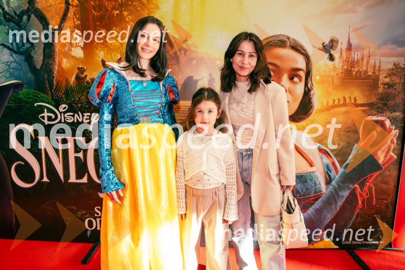  Klara Čotar, Black Tea Cosplay;  ... ;  Tjaša HudolinSneguljčica, premiera Disneyjeve klasike v Cineplexx Ljubljana