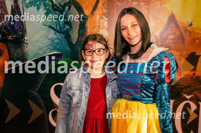  Sia Jugovic;  Klara Čotar, Black Tea CosplaySneguljčica, premiera Disneyjeve klasike v Cineplexx Ljubljana