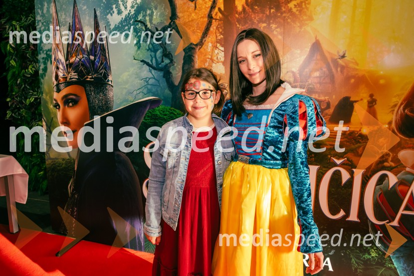  Sia Jugovic;  Klara Čotar, Black Tea CosplaySneguljčica, premiera Disneyjeve klasike v Cineplexx Ljubljana