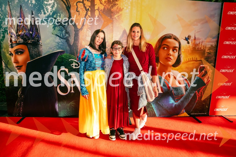  Klara Čotar, Black Tea Cosplay;  Sia Jugovic;  Teja  Jugovic, spletna vplivnica, Cool mamacitaSneguljčica, premiera Disneyjeve klasike v Cineplexx Ljubljana