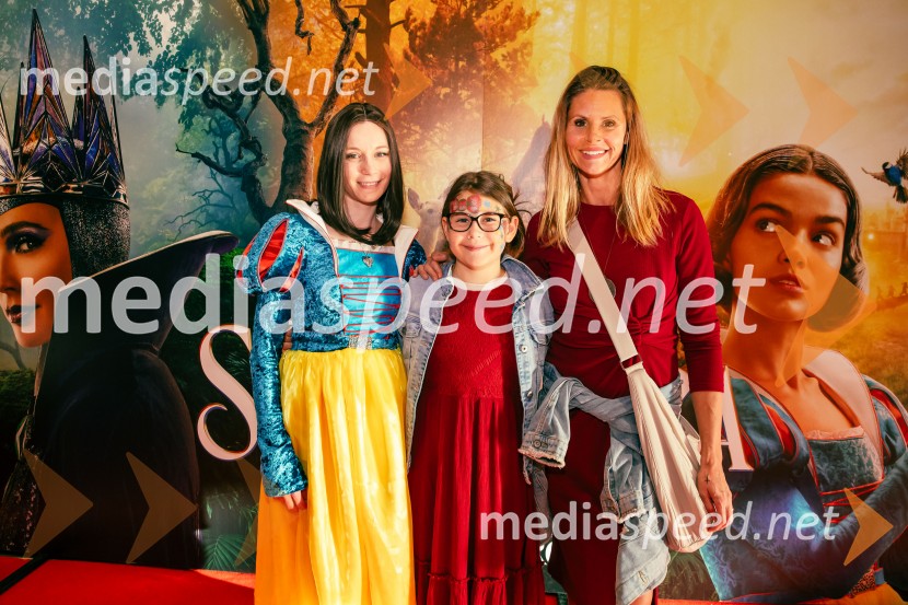  Klara Čotar, Black Tea Cosplay;  Sia Jugovic;  Teja  Jugovic, spletna vplivnica, Cool mamacitaSneguljčica, premiera Disneyjeve klasike v Cineplexx Ljubljana