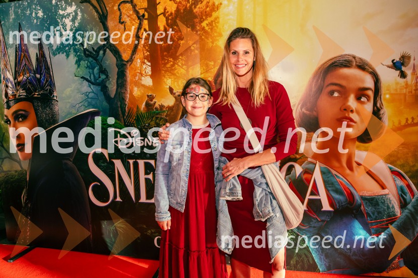  Sia Jugovic;  Teja  Jugovic, spletna vplivnica, Cool mamacitaSneguljčica, premiera Disneyjeve klasike v Cineplexx Ljubljana