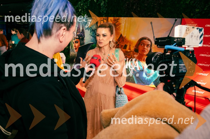  Nina Osenar Kontrec, pevka, voditeljica, modelSneguljčica, premiera Disneyjeve klasike v Cineplexx Ljubljana