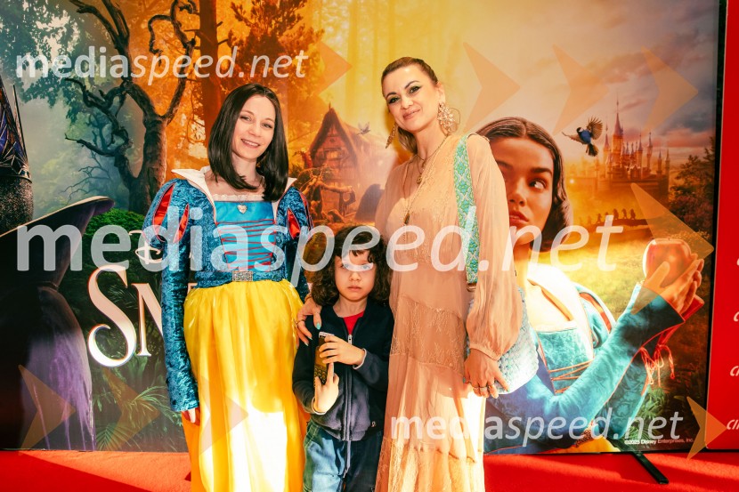  Klara Čotar, Black Tea Cosplay;  Marlon Kontrec;  Nina Osenar Kontrec, pevka, voditeljica, modelSneguljčica, premiera Disneyjeve klasike v Cineplexx Ljubljana