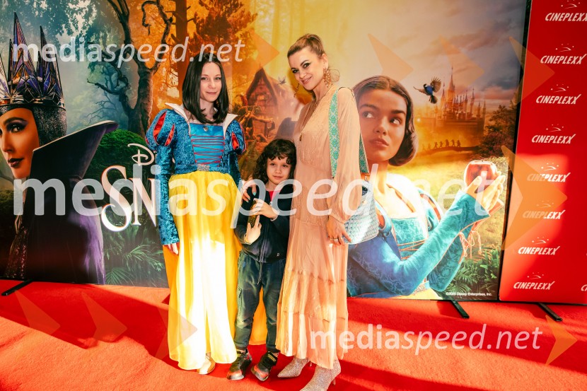  Klara Čotar, Black Tea Cosplay;  Marlon Kontrec;  Nina Osenar Kontrec, pevka, voditeljica, modelSneguljčica, premiera Disneyjeve klasike v Cineplexx Ljubljana