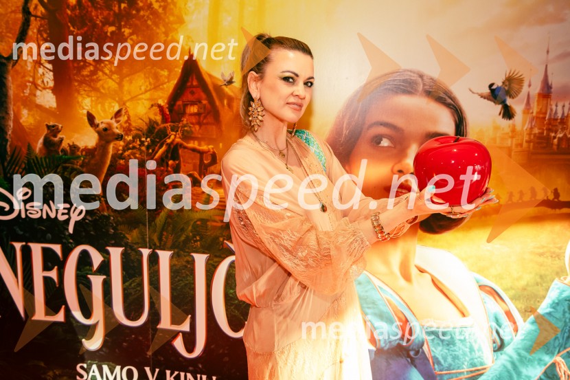  Nina Osenar Kontrec, pevka, voditeljica, modelSneguljčica, premiera Disneyjeve klasike v Cineplexx Ljubljana