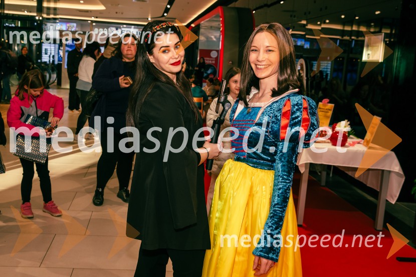  Simona Bračun Rok, Cineplexx;  Klara Čotar, Black Tea CosplaySneguljčica, premiera Disneyjeve klasike v Cineplexx Ljubljana