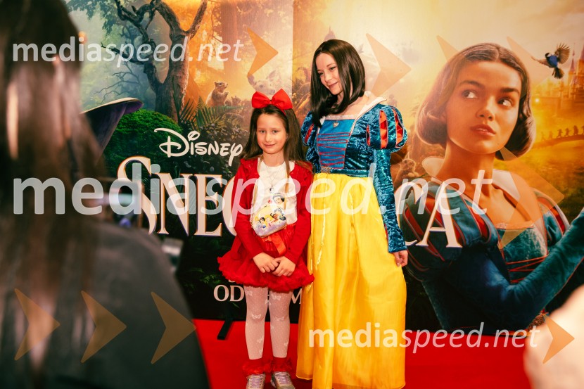  ... ;  Klara Čotar, Black Tea CosplaySneguljčica, premiera Disneyjeve klasike v Cineplexx Ljubljana