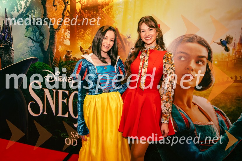  Klara Čotar, Black Tea Cosplay;  Saša Lešnjek, pevka, igralkaSneguljčica, premiera Disneyjeve klasike v Cineplexx Ljubljana