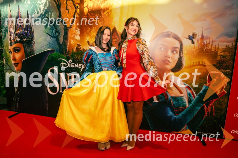  Klara Čotar, Black Tea Cosplay;  Saša Lešnjek, pevka, igralkaSneguljčica, premiera Disneyjeve klasike v Cineplexx Ljubljana