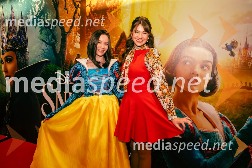 Klara Čotar, Black Tea Cosplay;  Saša Lešnjek, pevka, igralkaSneguljčica, premiera Disneyjeve klasike v Cineplexx Ljubljana