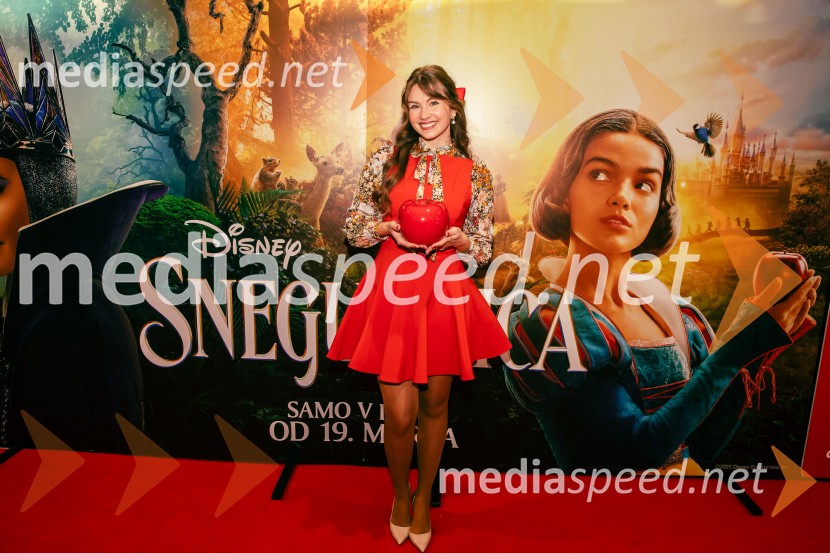  Saša Lešnjek, pevka, igralkaSneguljčica, premiera Disneyjeve klasike v Cineplexx Ljubljana