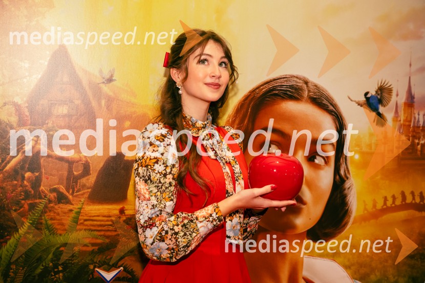  Saša Lešnjek, pevka, igralkaSneguljčica, premiera Disneyjeve klasike v Cineplexx Ljubljana
