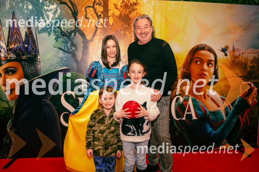  ... ;  Klara Čotar, Black Tea Cosplay;  ... ;  Marjan Bunič, pevec, voditelj, Radio OgnjiščeSneguljčica, premiera Disneyjeve klasike v Cineplexx Ljubljana