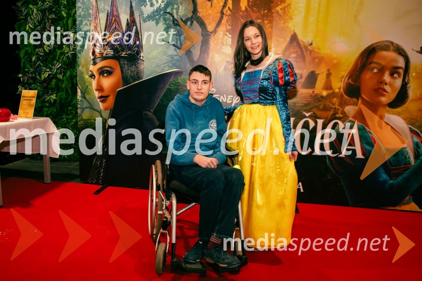  ... ;  Klara Čotar, Black Tea CosplaySneguljčica, premiera Disneyjeve klasike v Cineplexx Ljubljana