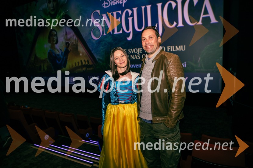  Klara Čotar, Black Tea Cosplay;  Rok Kunaver, igralecSneguljčica, premiera Disneyjeve klasike v Cineplexx Ljubljana