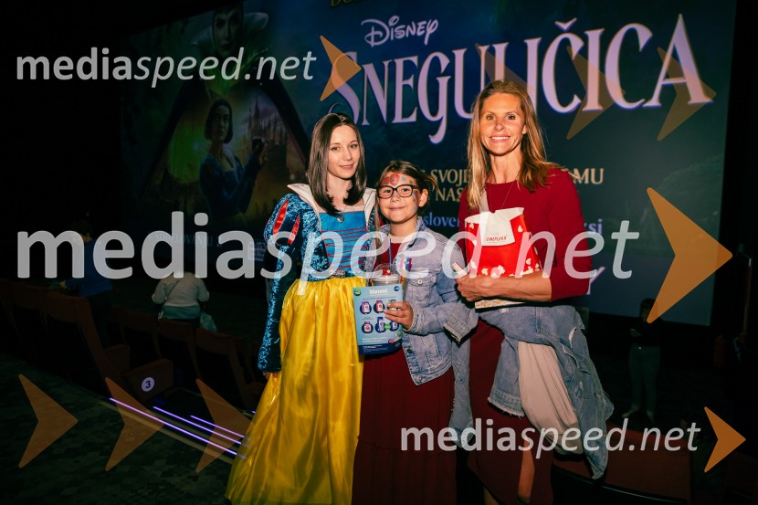  Klara Čotar, Black Tea Cosplay;  Sia Jugovic;  Teja  Jugovic, spletna vplivnica, Cool mamacitaSneguljčica, premiera Disneyjeve klasike v Cineplexx Ljubljana