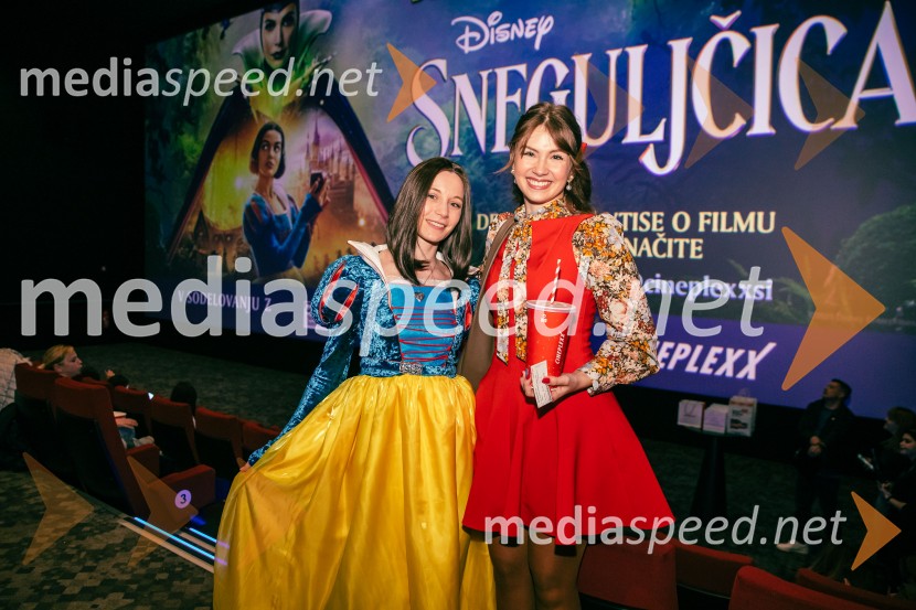  Klara Čotar, Black Tea Cosplay;  Saša Lešnjek, pevka, igralkaSneguljčica, premiera Disneyjeve klasike v Cineplexx Ljubljana