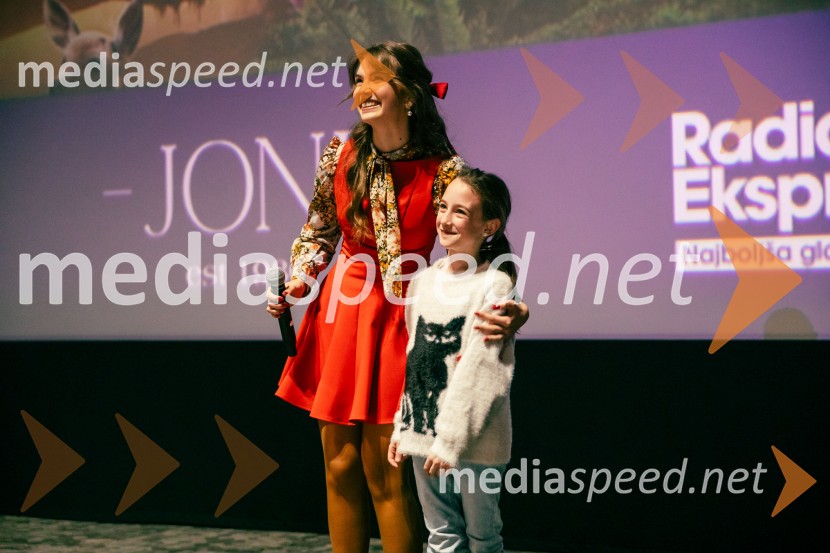  Saša Lešnjek, pevka, igralka;  ... Sneguljčica, premiera Disneyjeve klasike v Cineplexx Ljubljana