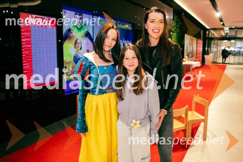  Klara Čotar, Black Tea Cosplay;  Alenka  Husič, pevka, skupina Bepop;  ... Sneguljčica, premiera Disneyjeve klasike v Cineplexx Ljubljana