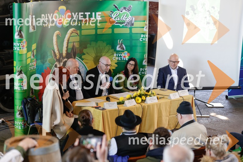  Darinka Pavlič Kamien, strokovnjakinja za komuniciranje;  Urban Centa, programski direktor festivala Pivo in cvetje Laško;  Miha  Mirt, direktor STIK Laško;  Jana Morelj, radijska in TV voditeljica;  Miha  Butara, direktor SŽ Potniški prometNovinarska konferenca pred festivalom Pivo in cvetje Laško 2025